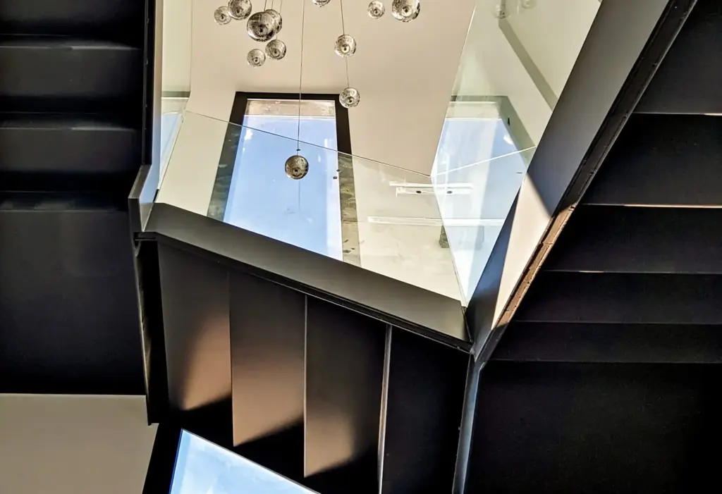 Escaleras en vivienda de hormigón de la casa de hormigón en Pinto
