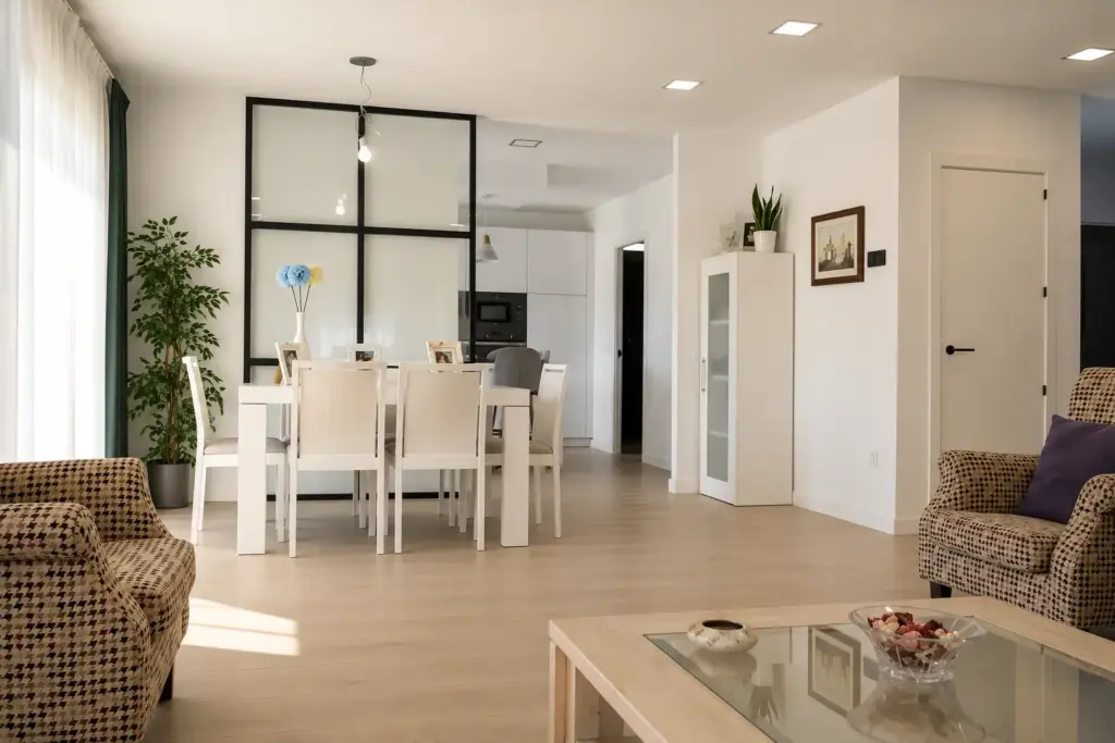 Salón comedor de la casa de hormigón en Cerceda