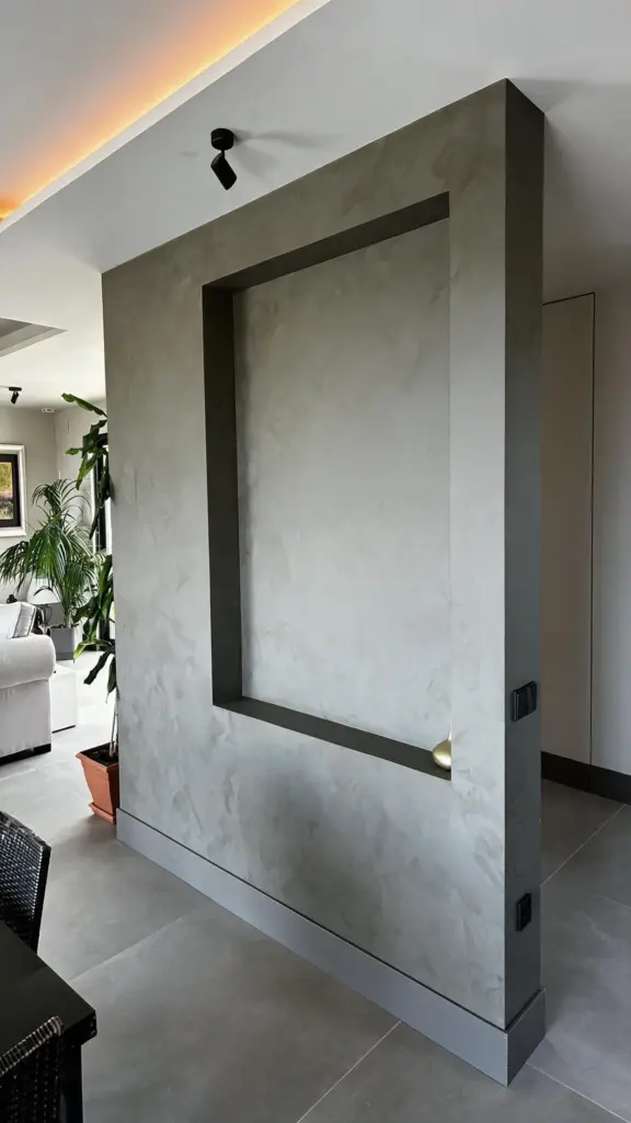 Paño exento de acabado gris en el pasillo · casa de hormigón en Valdemorillo