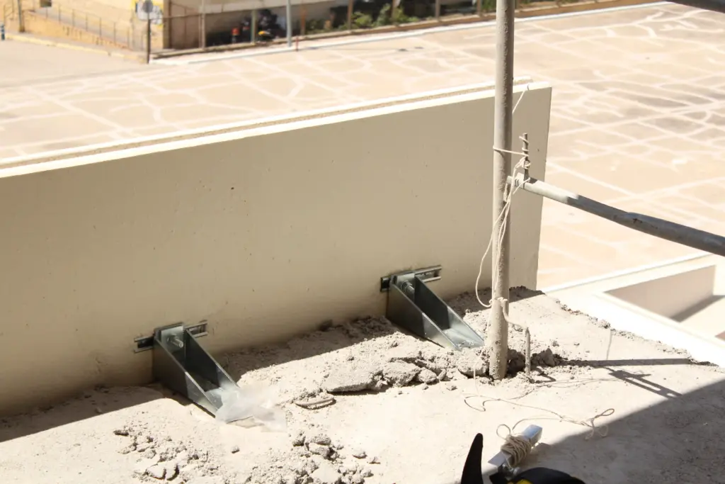 Detalle de conexiones en peto con forjado