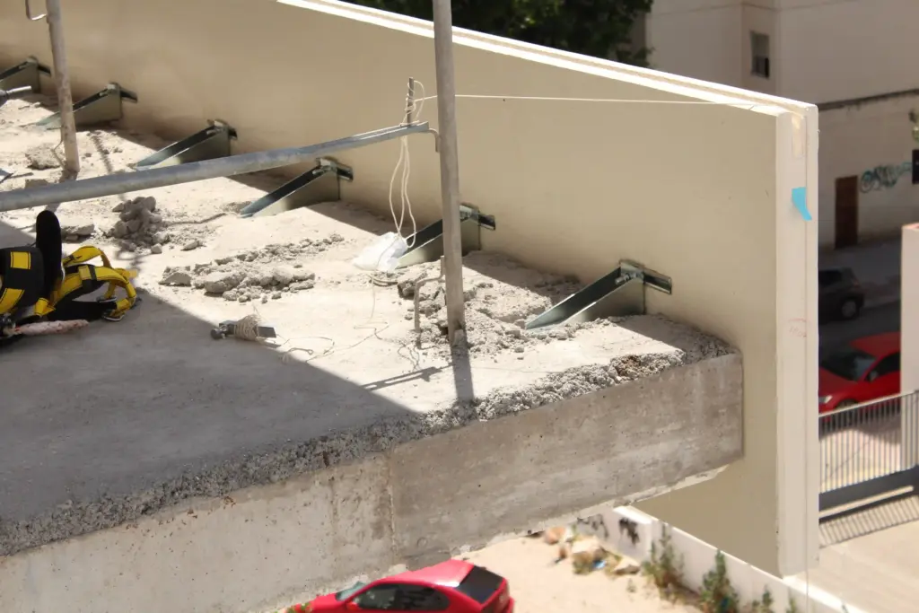 Consexión de forjado con peto de terraza de hormigón