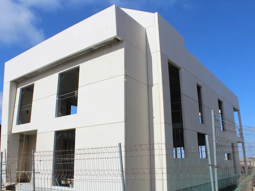 Edificio con fachada de paneles prefabricados de hormigón montados