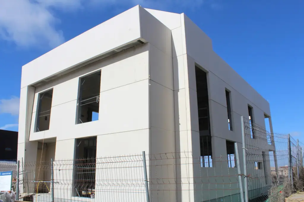 Edificio con fachada de paneles prefabricados de hormigón montados