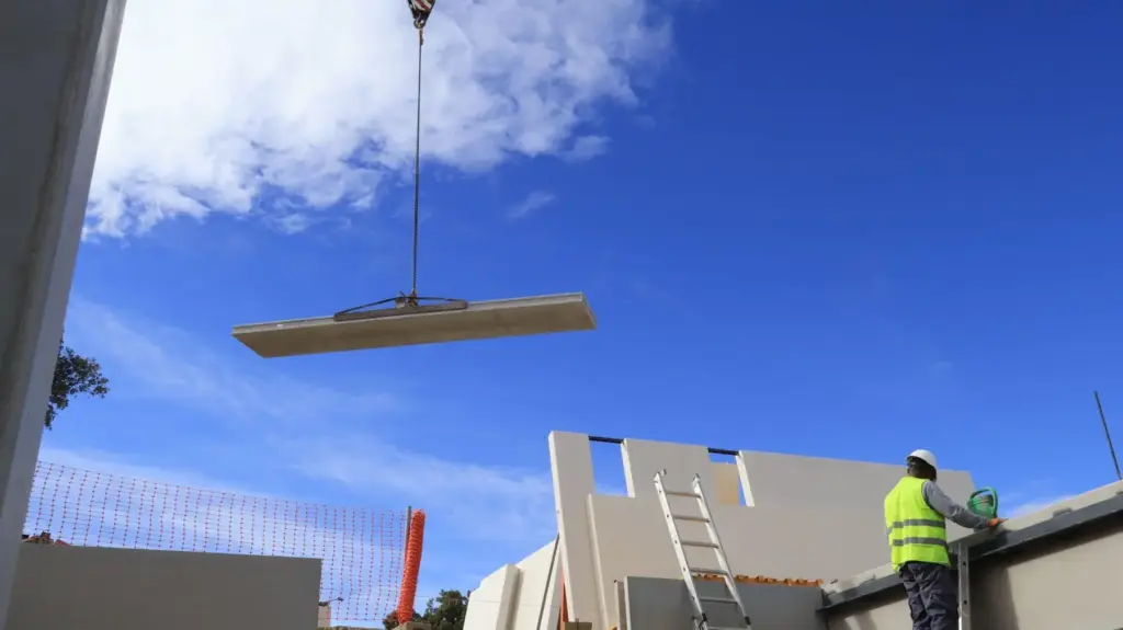 Montaje con grúa de un muro prefabricado de hormigón en la vivienda de Valdemorillo