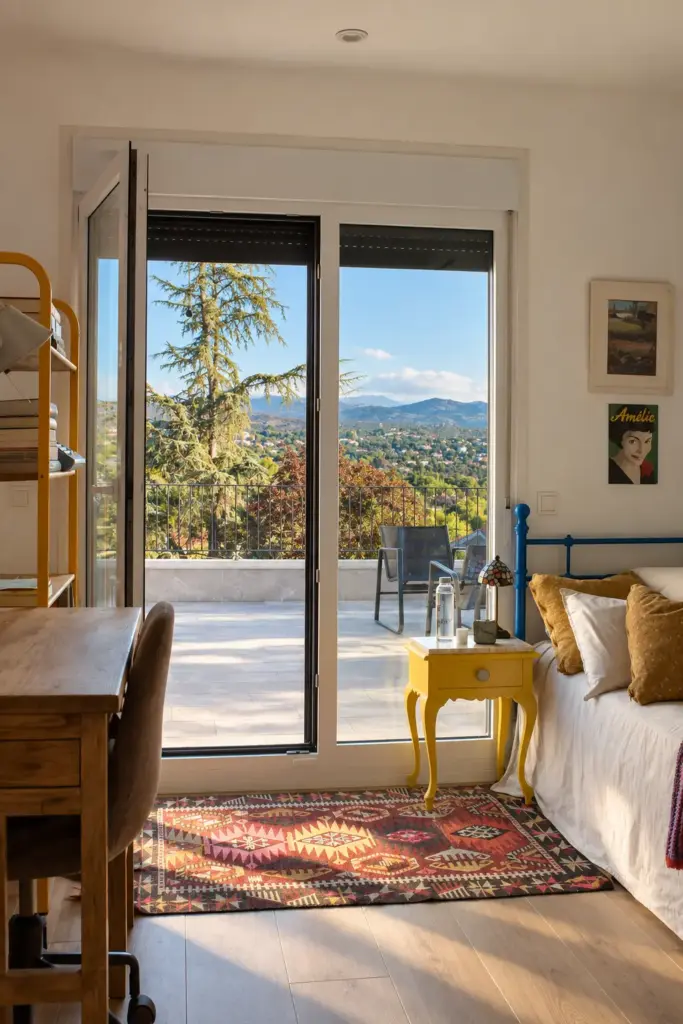 Dormitorio luminoso con vistas a la terraza
