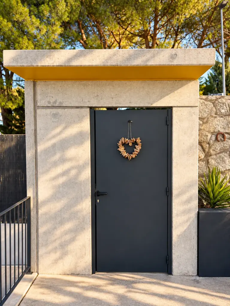 Entrada moderna con corona de madera