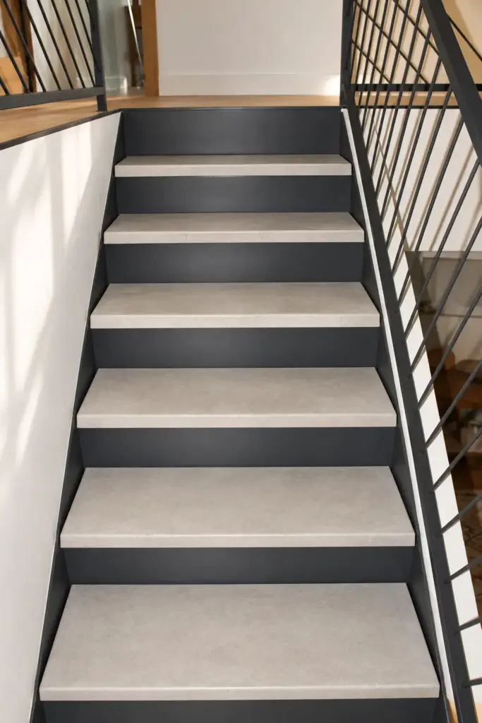 Escalera moderna de peldaños de hormigón
