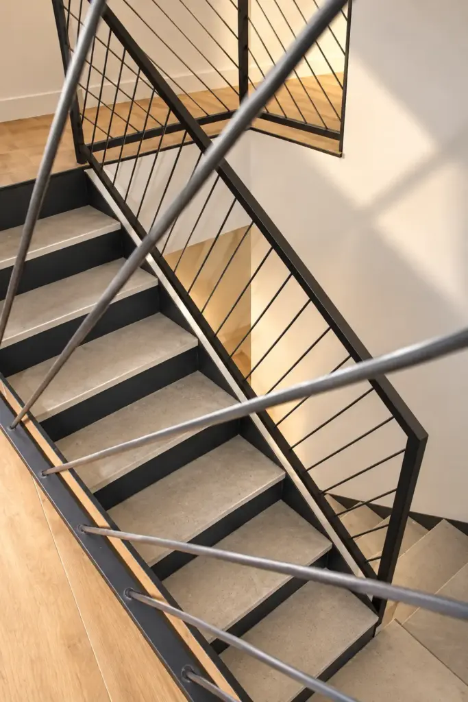 Escalera moderna de líneas limpias con hormigón