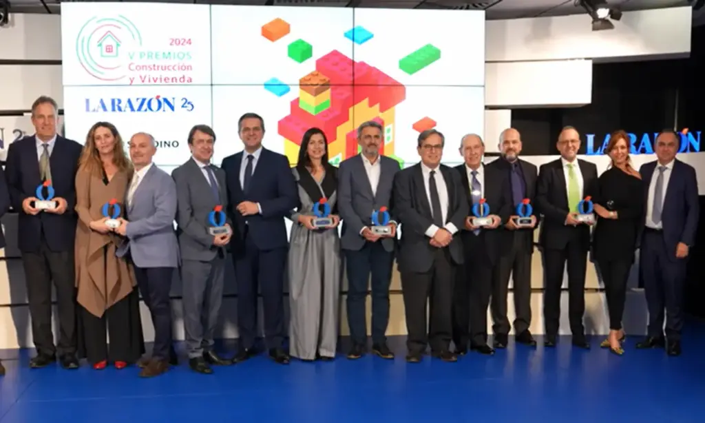 Foto de grupo en ceremonia de premios LA RAZÓN