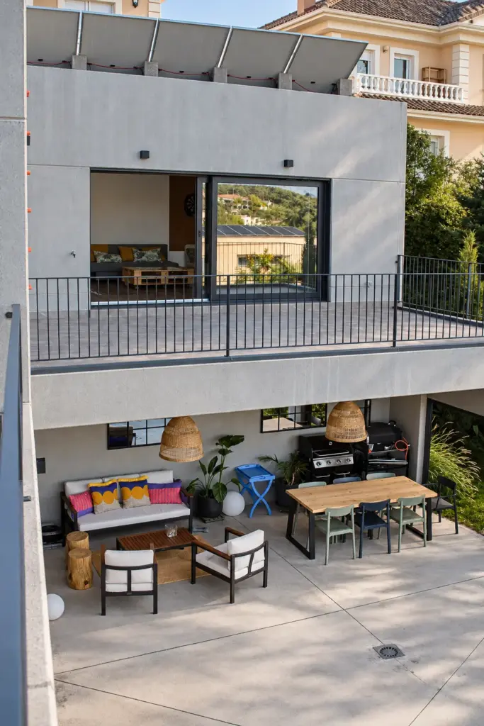 Patio moderno con terraza solar y jardín