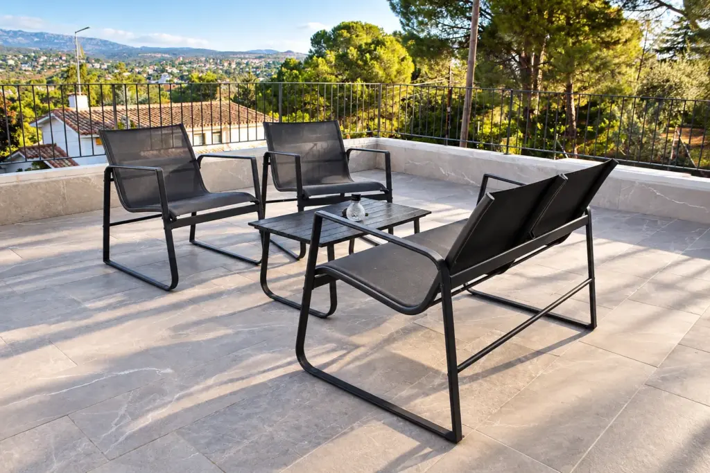 Terraza minimalista con vistas al valle